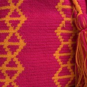 Détail sac mochila Wayuu artisanal fuchsia