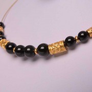 Collier ras du cou ethnique artisanal de Colombie avec pierres d'Onyx noir et plaqué or