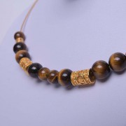 Collier ras du cou ethnique artisanal de Colombie plaqué or et pierres oeil de tigre