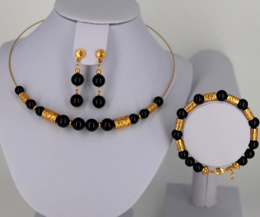 Parure bijoux ethniques artisanaux de colombie avec collier ras du cou bracelet et boucles d'oreilles pendantes onyx noir et plaqué or