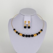 Parure de bijoux ethniques artisanaux de Colombie avec collier ras du cou et boucles d'oreilles d Onyx noir et plaqué or