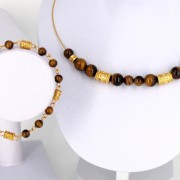 Parure de bijoux ethniques artisanaux de Colombie composés d'un bracelet et d'un collier ras du cou plaqué or et pierres semi précieuses oeil de tigre