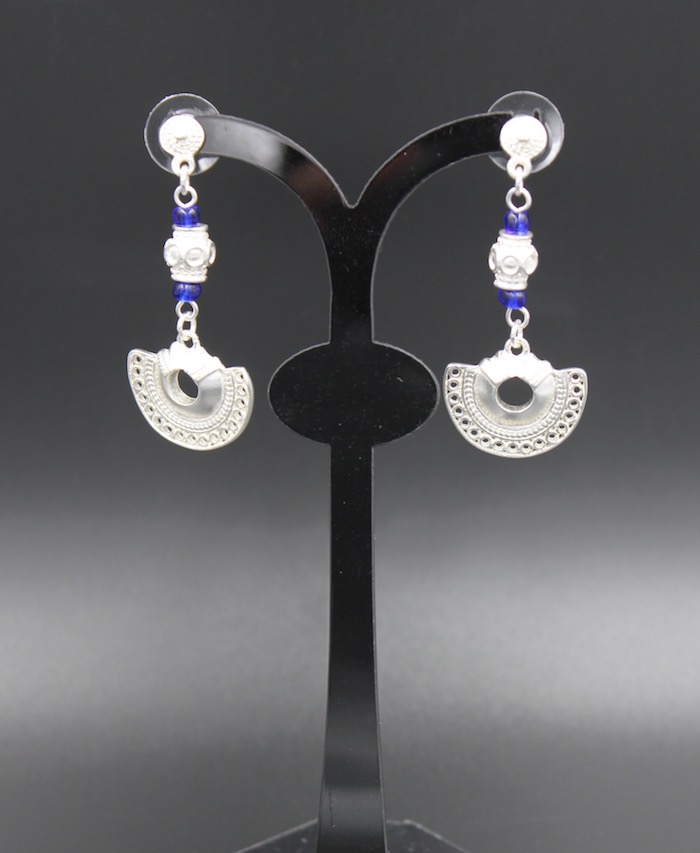 boucles d'oreilles ethniques pendantes artisanales tairona plaqué argent et perles bleues de Colombie