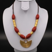 Collier ethnique artisanal Sinu pendentif plaqué or et perles corail et plaqué or de Colombie