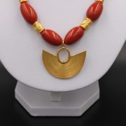 Collier ethnique artisanal Sinu pendentif plaqué or et perles corail de Colombie